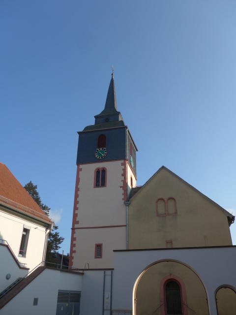 Die Evangelische Dreifaltigkeitskirche ist eine spätbarocke Dorfkirche, licht im Innern mit guter Akustik und 440 Sitzplätzen. Der Altarraum wird geprägt von einem schwebenden Kruzifix und drei Künstlerfenstern aus den Jahren 1972 und 1998. Ihm gegenüber 