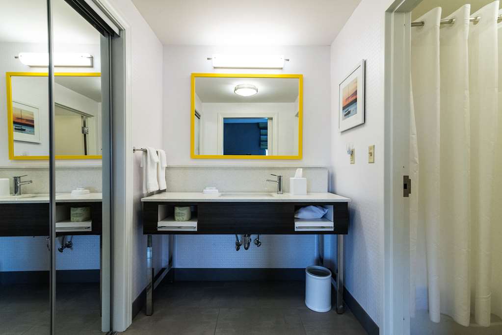 Guest room bath