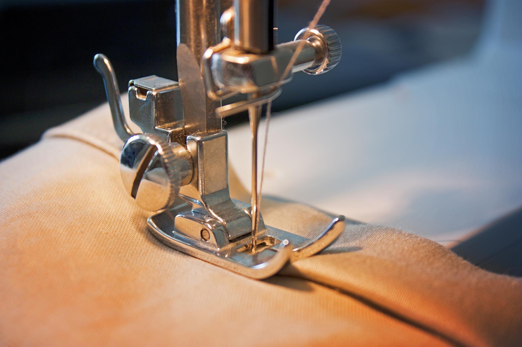 Как заменить швейную машинку. Швейная машинка. Машинка для шитья. Иглы для швейных машин. Машинка для пошива одежды.