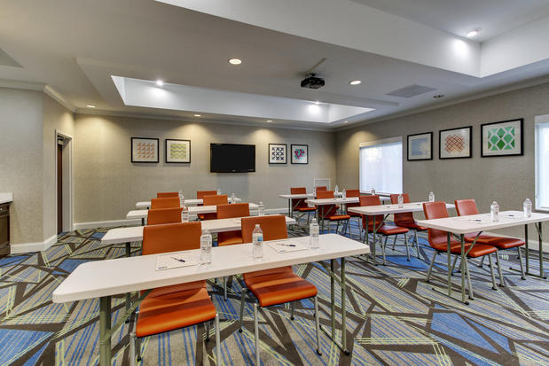 Images Holiday Inn Express & Suites Columbus - Ft Benning Maingate by IHG