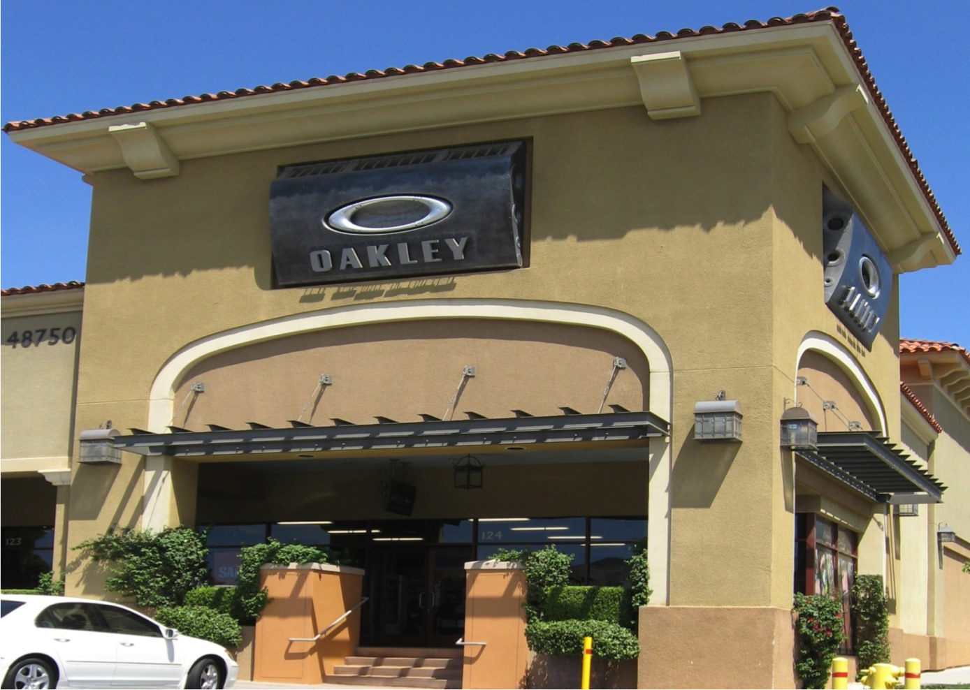 oakley vault cabazon