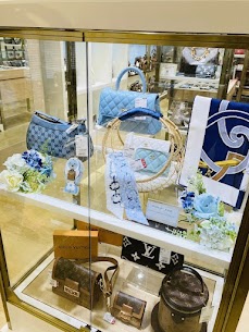 Images KOMEHYO（コメ兵）神戸三宮店
