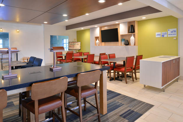 Images Holiday Inn Express & Suites Stevens Point, an IHG Hotel