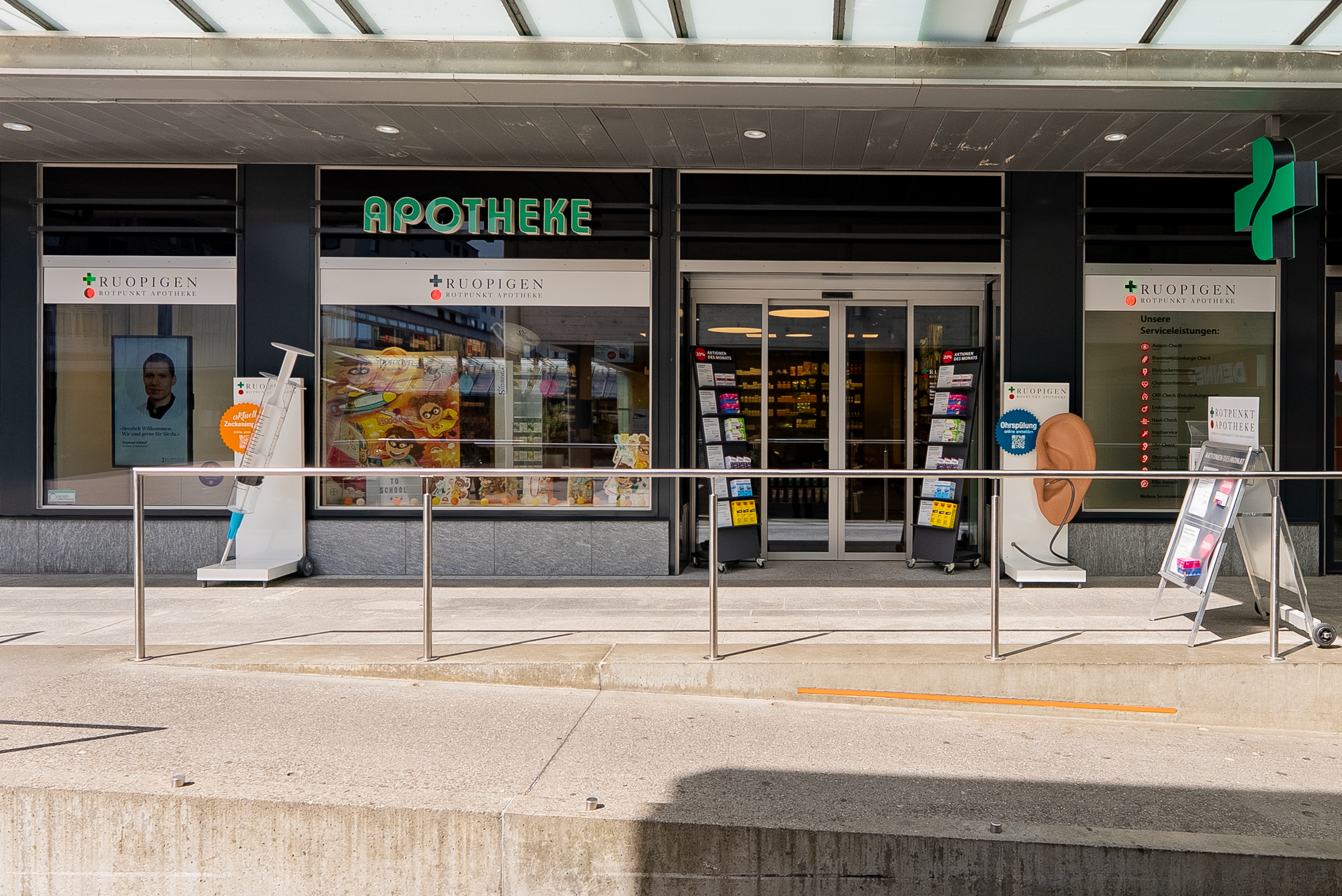 Rotpunkt Apotheke und Drogerie Ruopigen, Ruopigenplatz 8 in Luzern