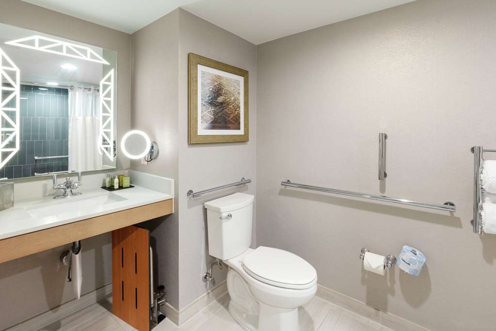 Guest room bath
