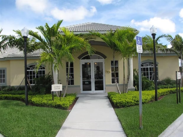 Images Valencia Pointe Apartments
