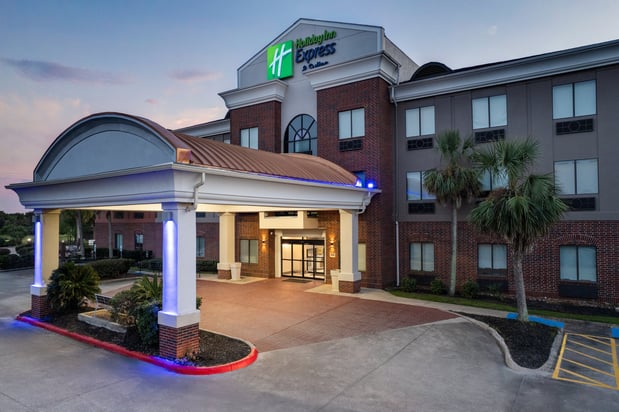 Images Holiday Inn Express & Suites Winnie by IHG