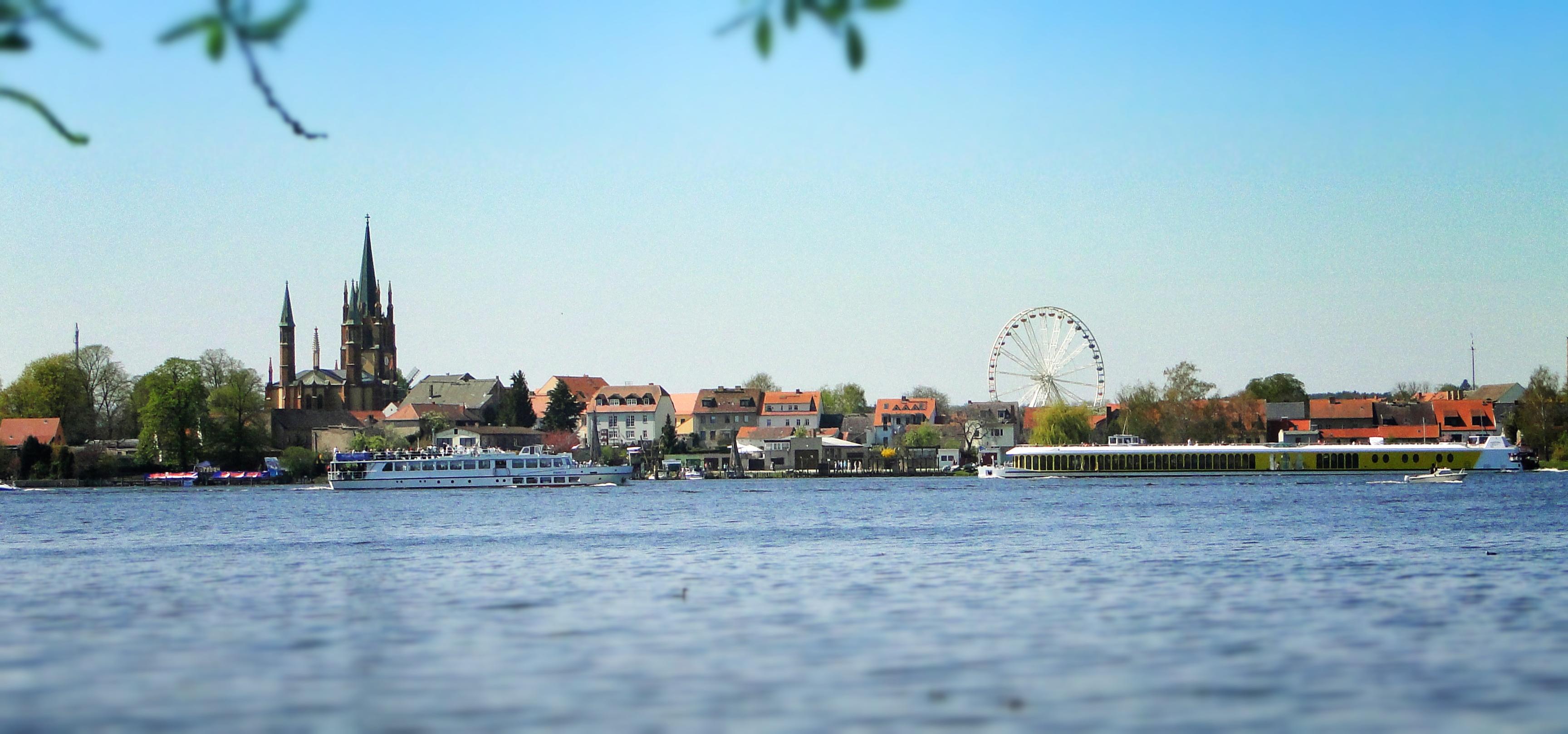 Schiffe der WEISSEN FLOTTE Potsdam zum Baumblütenfest in Werder, vor der Insel Werder.