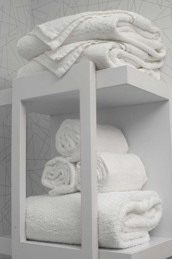Guest room bath