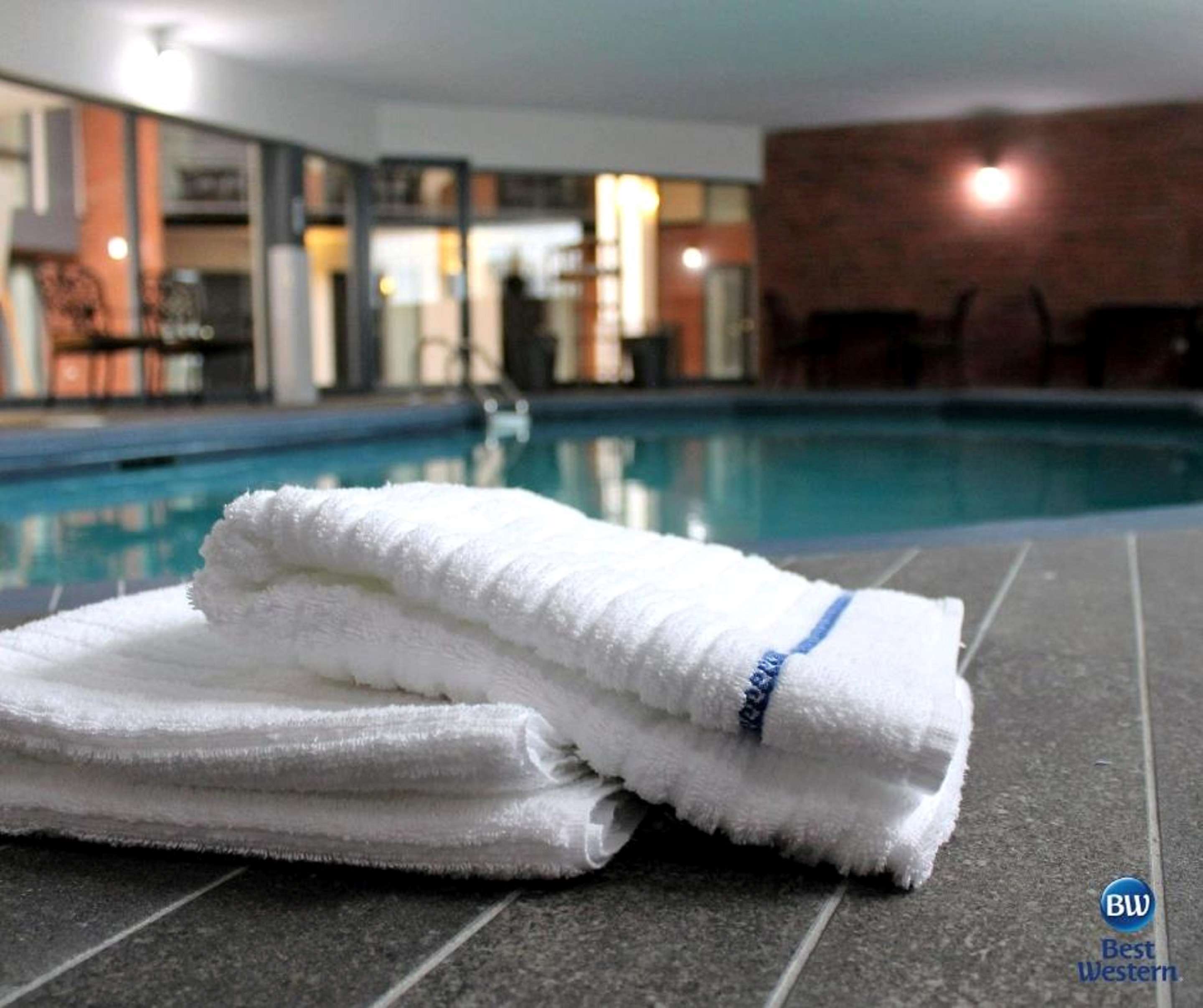 Best Western Laval-Montreal in Laval: Indoor Pool