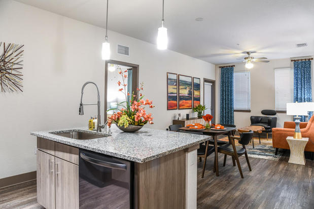 Images Centre Pointe Apartments