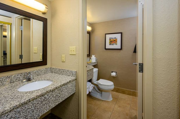 Images DoubleTree by Hilton Raleigh Midtown