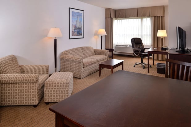 Images Holiday Inn Madison at the American Center by IHG