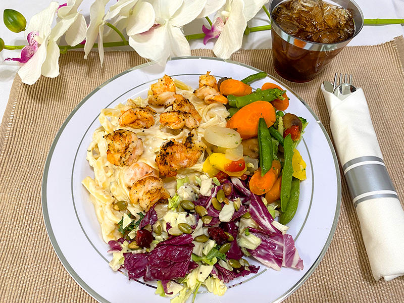 Liliana's Catering - Pasta alfredo con camarones