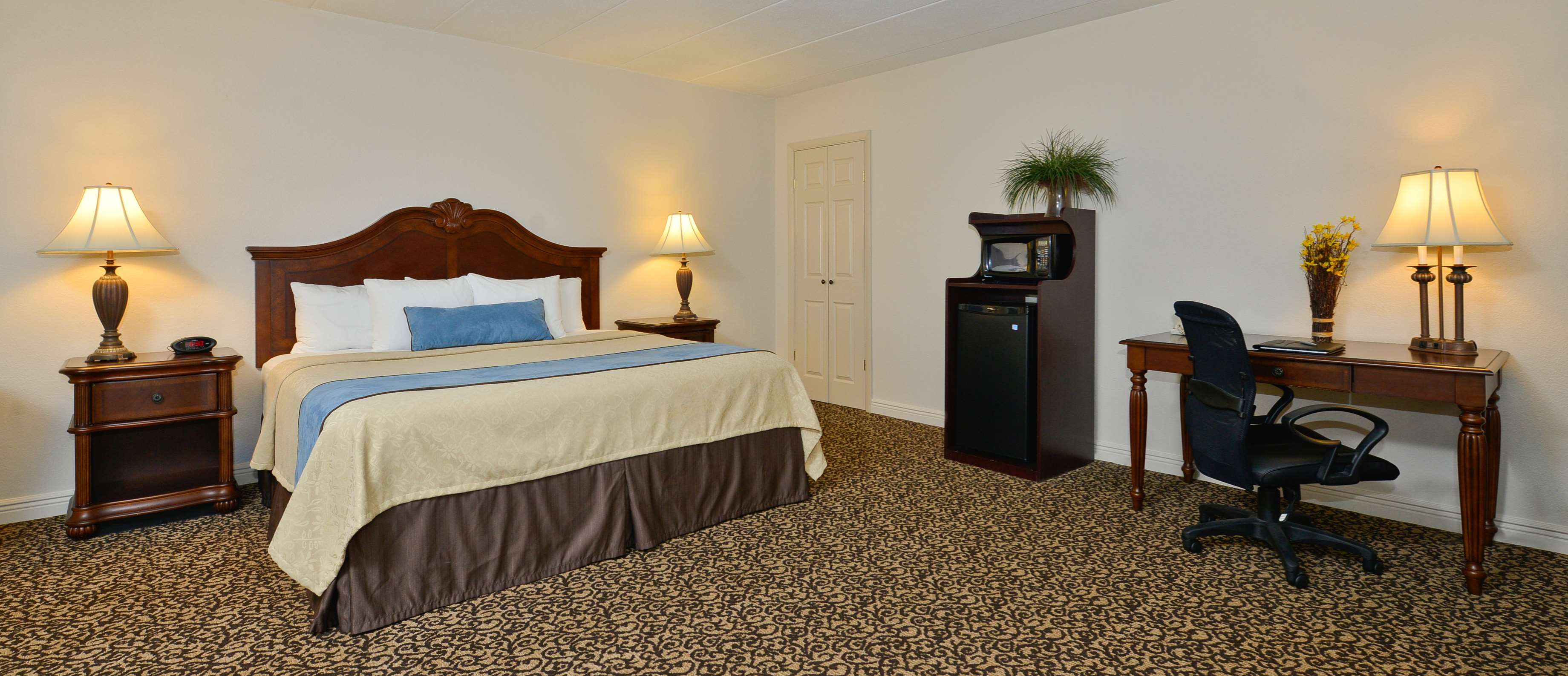 Best Western Plus Steeplegate Inn in Davenport, IA (Hotels & Motels
