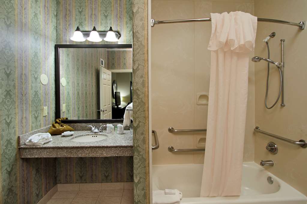Guest room bath
