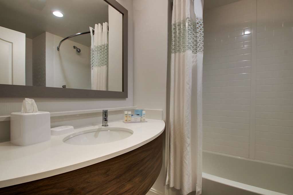 Guest room bath