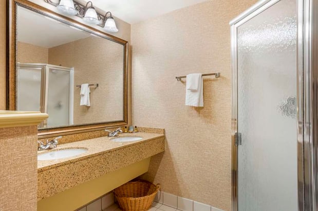 Images Best Western Plus Revere Inn & Suites