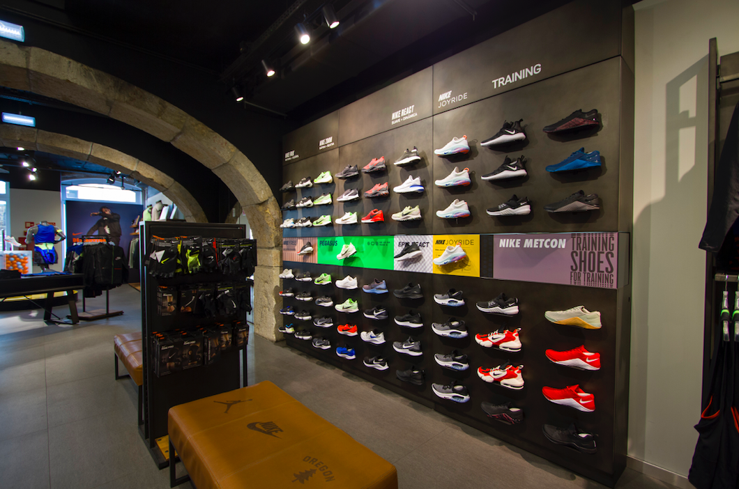 Кита найк красные. Nike shop. Красивый магазин найк. Магазины найк в Италии.