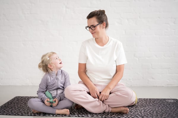 Yogalehrerin aus Berlin beim Kinderyoga