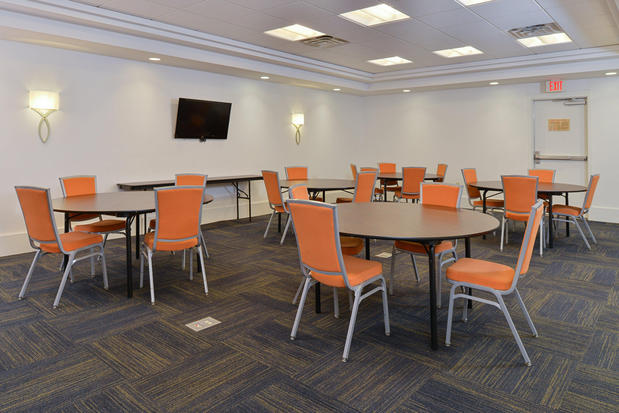 Images Holiday Inn Express & Suites Terre Haute, an IHG Hotel