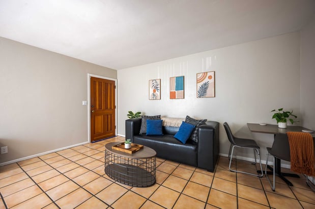 Images Solis Isla Vista