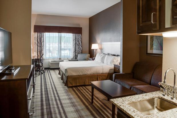 Images Holiday Inn Express & Suites Nevada, an IHG Hotel