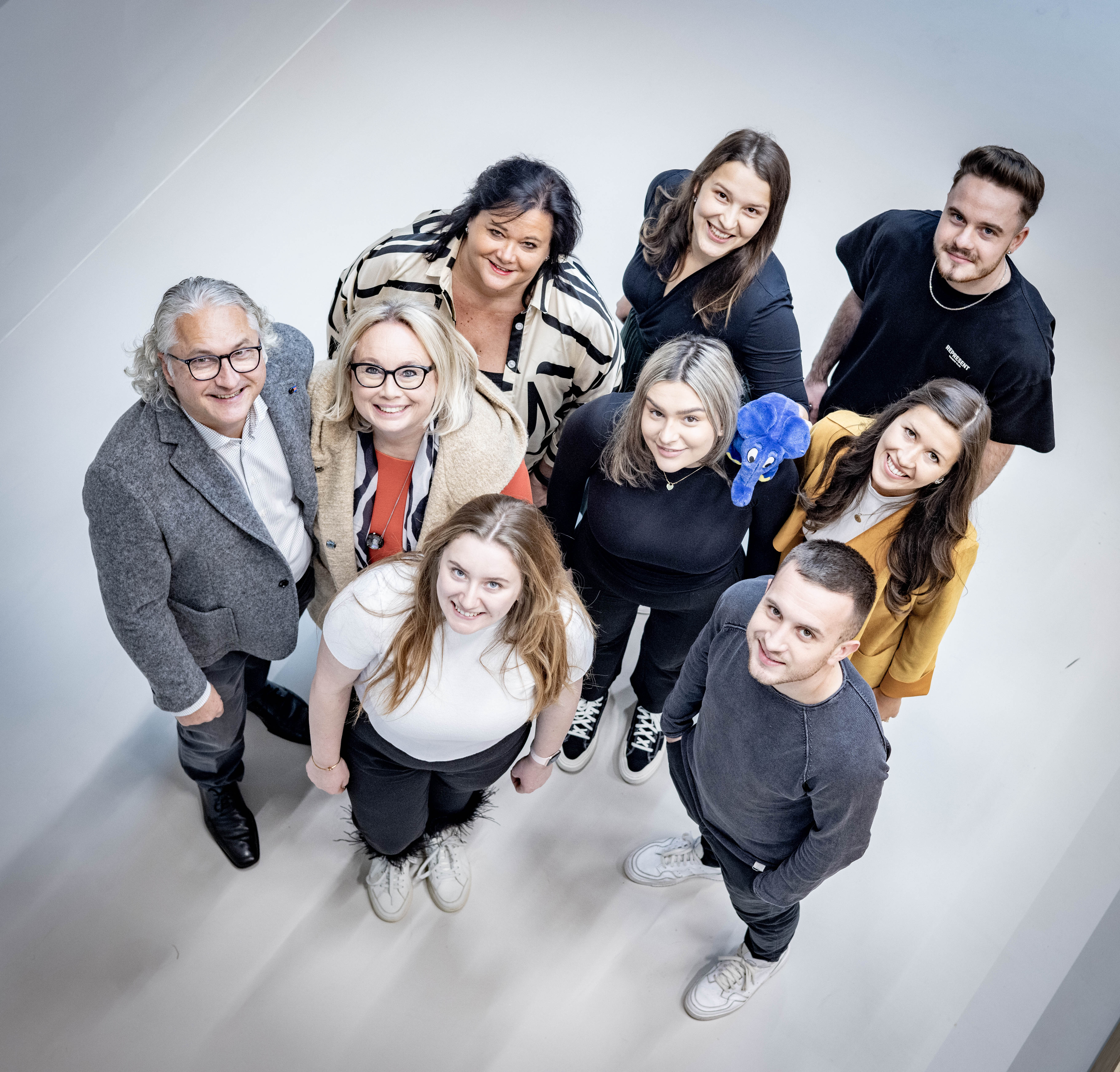 Bild zu Die Marken, Produkte, Services und Jobs unserer Kunden sind im gesamten Internet bei KI, Suchmaschinen und Social Media optimal sichtbar. Mit unseren Services und Beratung helfen wir Ihnen, dass Sie ihre Ziele erreichen.