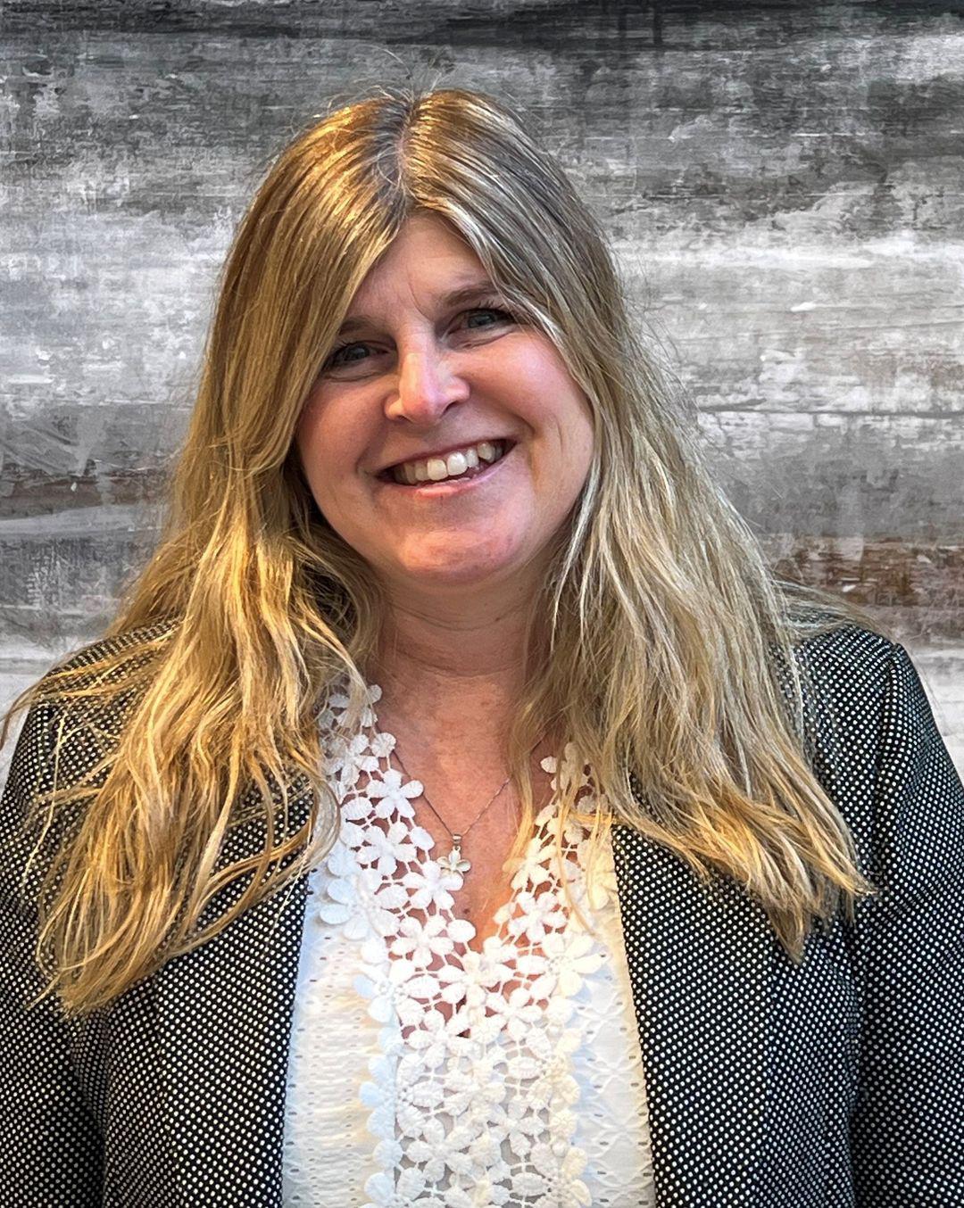 🌟🎉 Join us in welcoming our newest team member, Dawn Miller! With a strong background in customer service and sales, Dawn is ready to help us provide that good neighbor service.  If you are in the area be sure to stop by to say hello! We are so excited to have her join the team.  Let's give her a big round of applause! 👏👩‍💼  #NewTeamMember #WelcomeDawn #GoodNeighbor #lakeoswegoinsurance
