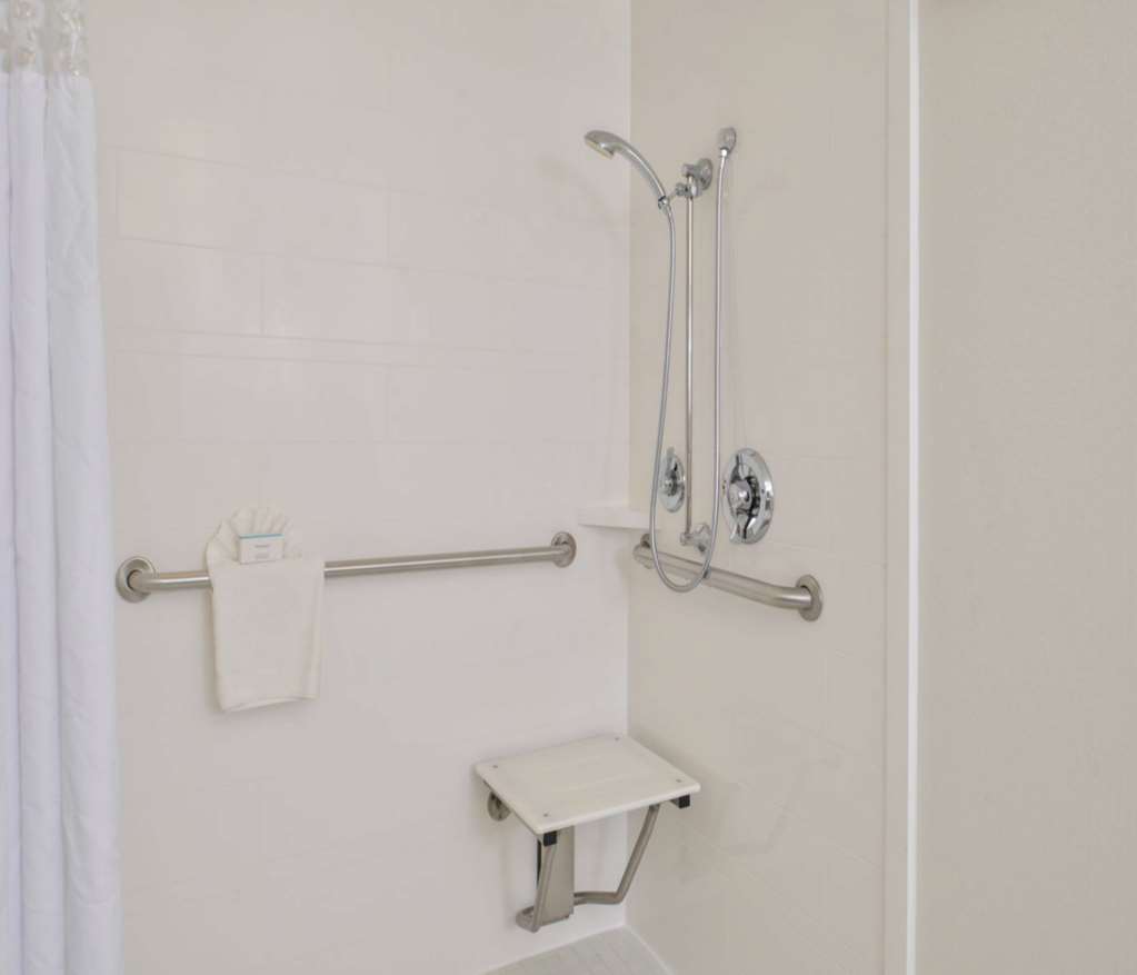 Guest room bath