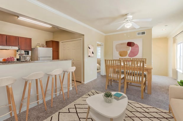 Images Lakeside Pointe Apartments & Townhomes