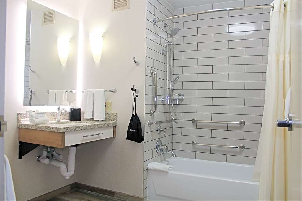 Guest room bath Homewood Suites by Hilton Chicago-Downtown Chicago (312)644-2222