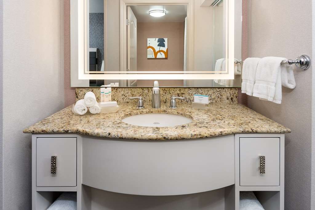 Guest room bath