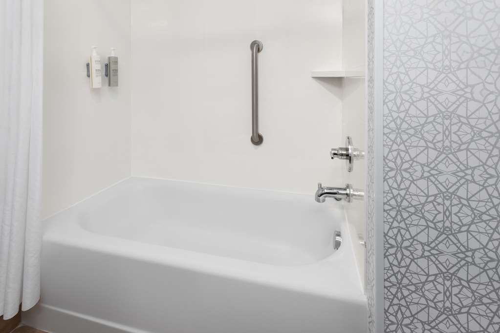 Guest room bath