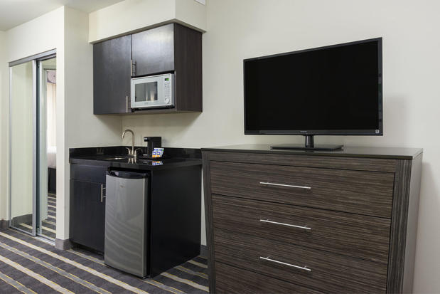 Images Holiday Inn Express & Suites Norman by IHG