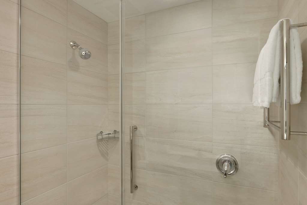 Guest room bath
