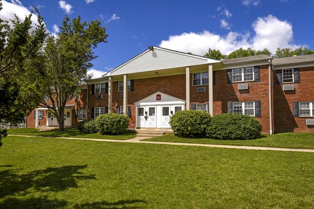 Images Country Manor Apartments
