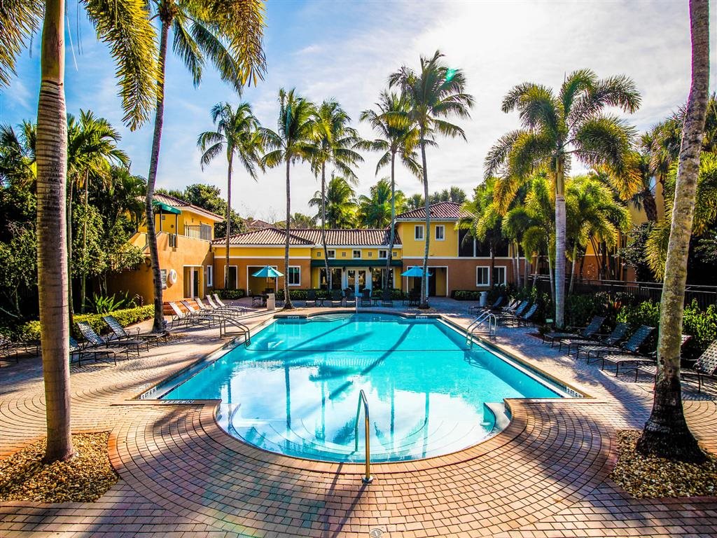 Coconut Palm Club Apartments Photo