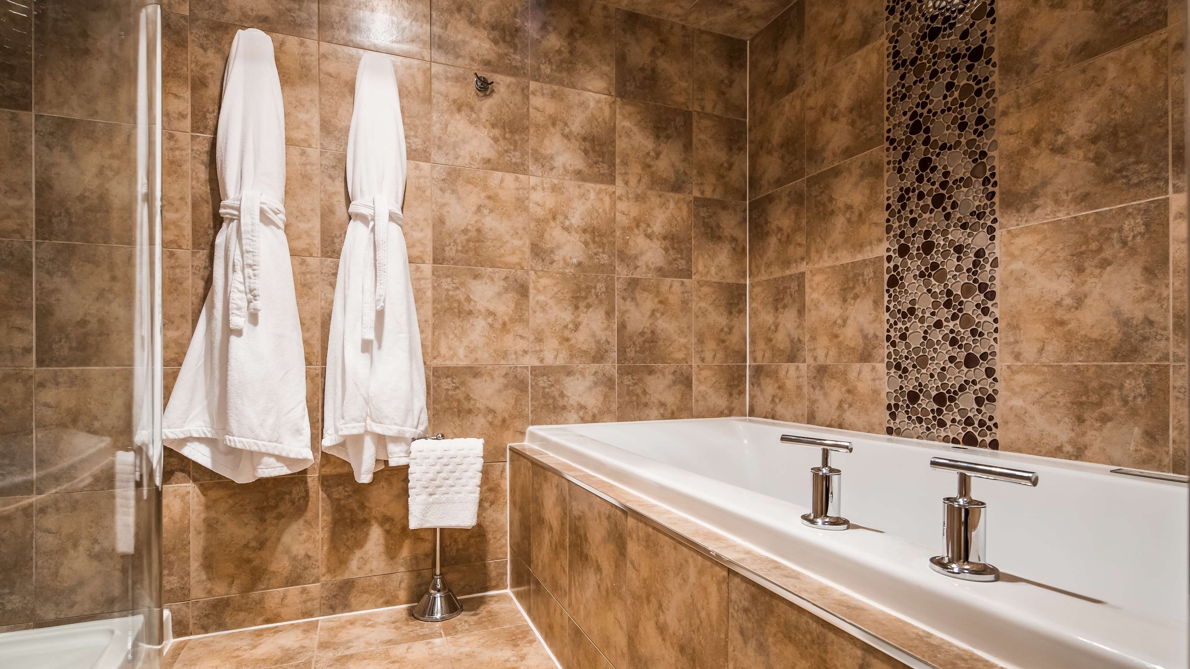Air Jet Tub Suite Bathroom Best Western Plus Norwester Hotel & Conference Centre Thunder Bay (807)473-9123