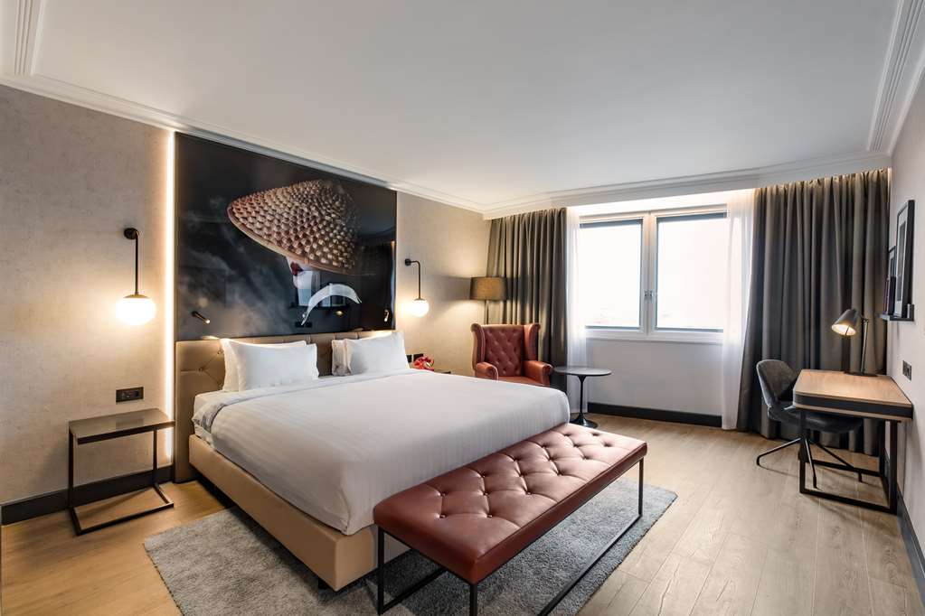 Images Radisson RED Hotel London Heathrow