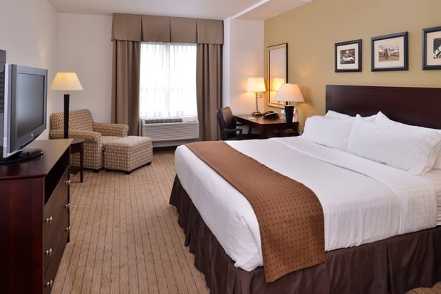 Images Holiday Inn Madison at the American Center by IHG