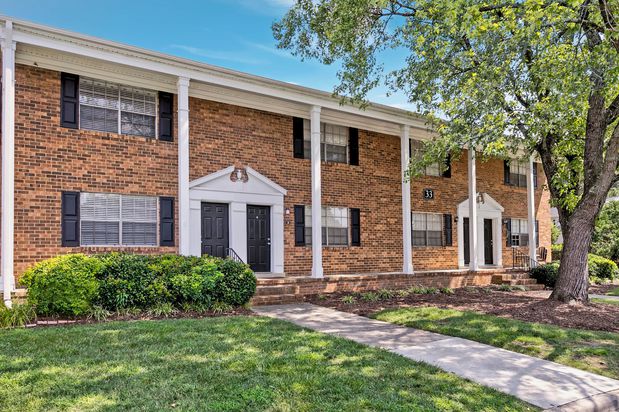 Images Colonial Townhouse Apartments
