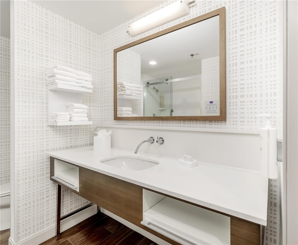 Guest room bath 