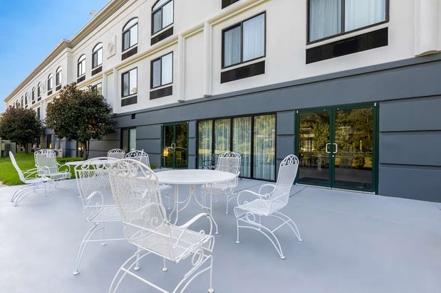 Images Spark by Hilton Tupelo