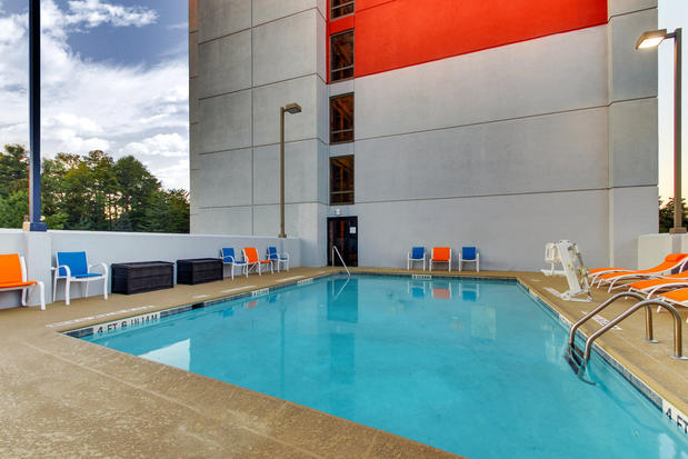 Images Holiday Inn Express & Suites Atlanta N-Perimeter Mall Area by IHG