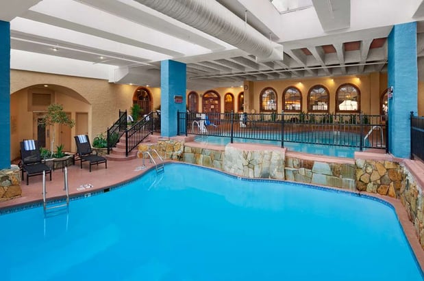 Images Embassy Suites by Hilton Kansas City Plaza