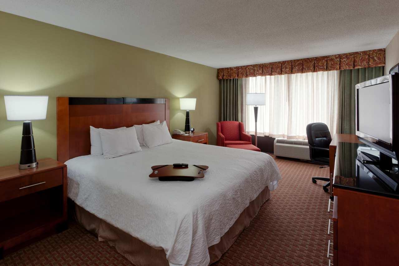 Hampton Inn Manassas King Bed Guest Room