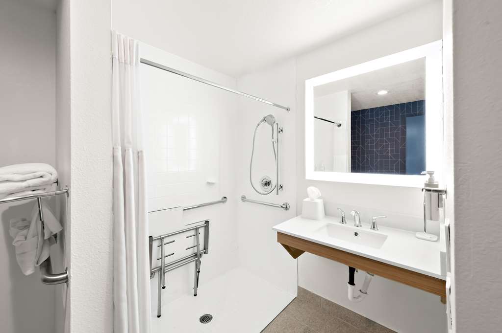 Guest room bath