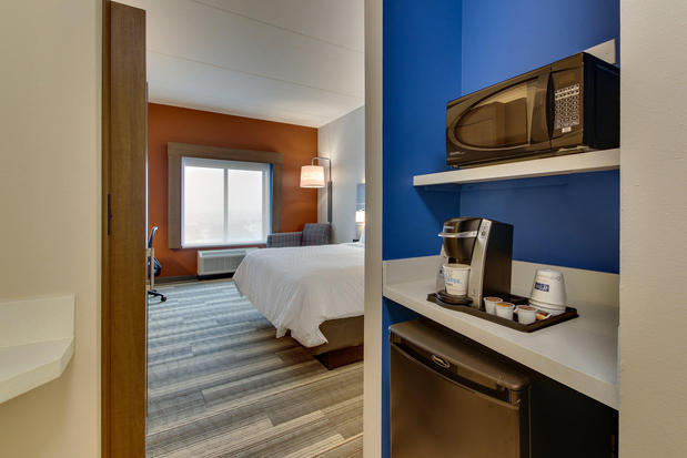Images Holiday Inn Express & Suites Nashville Metrocenter Downtown by IHG