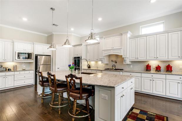 Images Ruth Stultz - Real Estate Agent